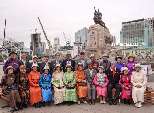 “Нэгэн жаран өнгөрлөө ч зураг шиг тод үлдсэн сургуулийн он жилүүд”